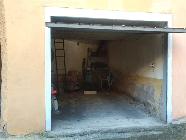 Latina, P.zza Moro un garage, a volte deposito