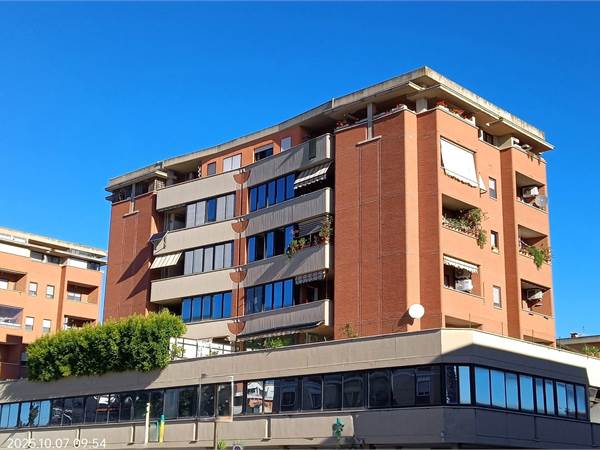 Latina EST appartamento con terrazzo e garage