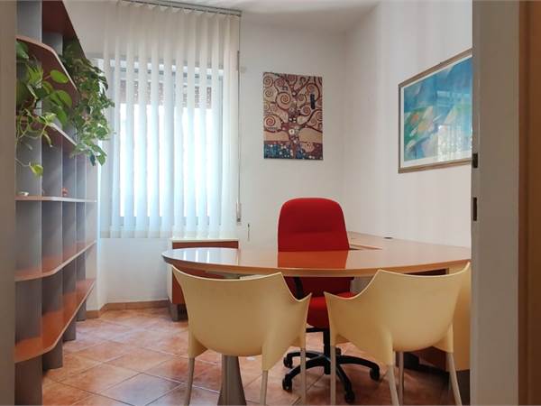 Stanze uso ufficio, zona Tribunale Latina