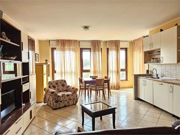 Via G. Cesare-LT, trilocale con terrazzo e garage.